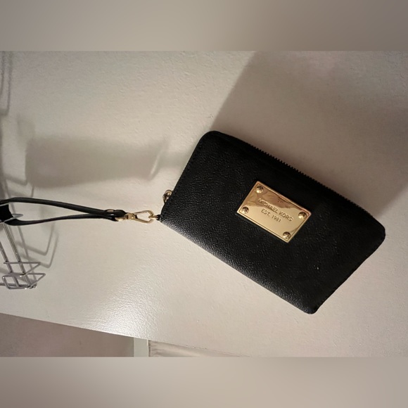 Michael Kors wristlet - Picture 2 of 3